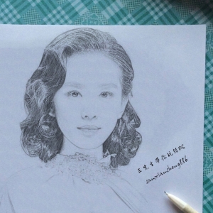 PS软件将美女头像照片制成逼真素描画
