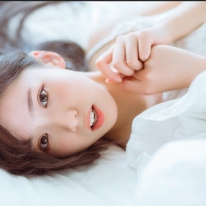 PS调出通透洁白肤色室内女生头像照片
