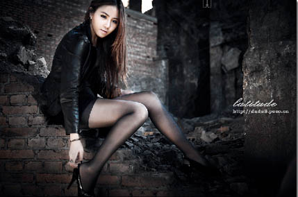 Photoshop给性感的黑丝少女写真照调出艺术感黄褐质色调。