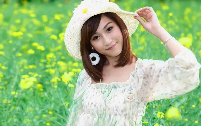小清新，打造柔美的淡褐色小清新油菜花美女图片_www.16xx8.com