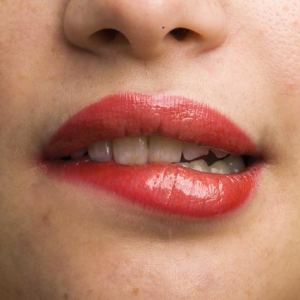 ps图章+双曲线嘴唇局部修瑕磨皮教程